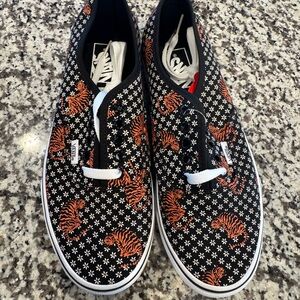 Brand new size 9 in women’s tiger print vans